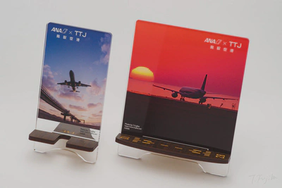 スマートフォンスタンド(左)、タブレットスタンド(右)